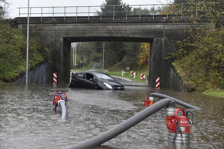 REGN. Togstrækningen mellem Aalborg og Frederikshavn har været lukket siden i går morges, da et massivt regnvejr betød, at jernbanedæmningerne skred ved Brønderslev og lidt vest for Sindal. 