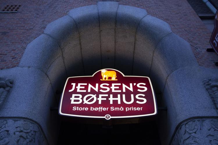 Jensen's. Ja, vi inddrager ansattes drikkepenge, hvis der er underskud i forbindelse med betalingen, siger økonomidirektøren i Jensen's. Det er helt efter reglerne. 