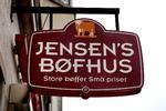 Drikkepenge. Tre tidligere ansatte på Jensen's bøfhus i Læssøegade i Odense fortæller, at restauranten inddrog deres drikkepenge. 