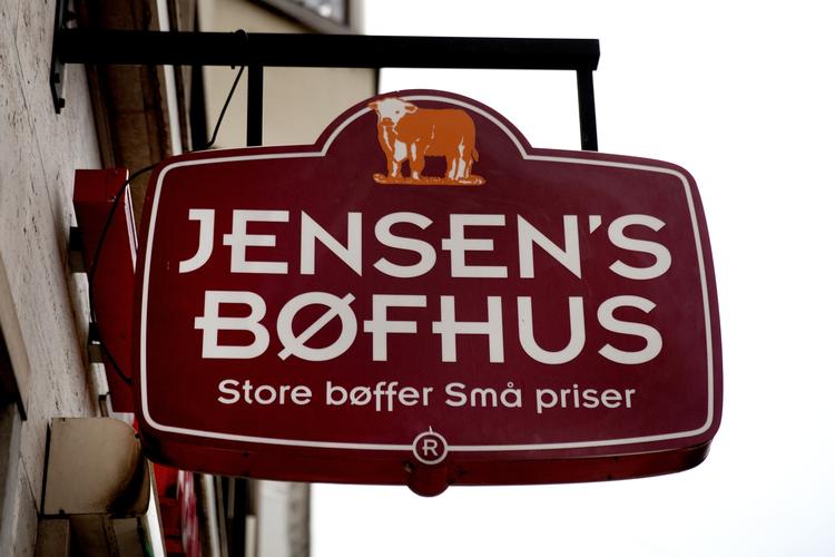 Drikkepenge. Tre tidligere ansatte på Jensen's bøfhus i Læssøegade i Odense fortæller, at restauranten inddrog deres drikkepenge. 