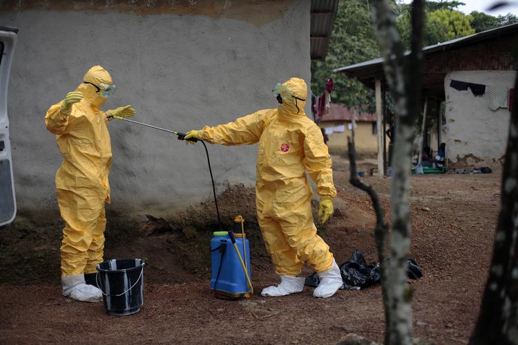 EBOLA. Ud fra enorme mængder af data, big data, kan man finde statistiske mønstre, der gør det muligt at forudsige smitteveje og smittedes bevægelsesmønstre. På den måde kan læger, organisationer og andre eksperter bedre tilrettelægge en effektiv forebyggelse af den mere og mere uoverskuelige ebolaepidemi. 