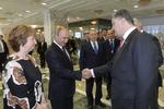 HÅNDTRYK. Ruslands præsident, Vladimir Putin, siger nemlig, at Ukraine og Rusland er blevet enige om betingelserne for en gasaftale, der sikrer Ukraine gas til »minimum vinterperioden«. Her ses de to landes præsidenter tidligere på året. 