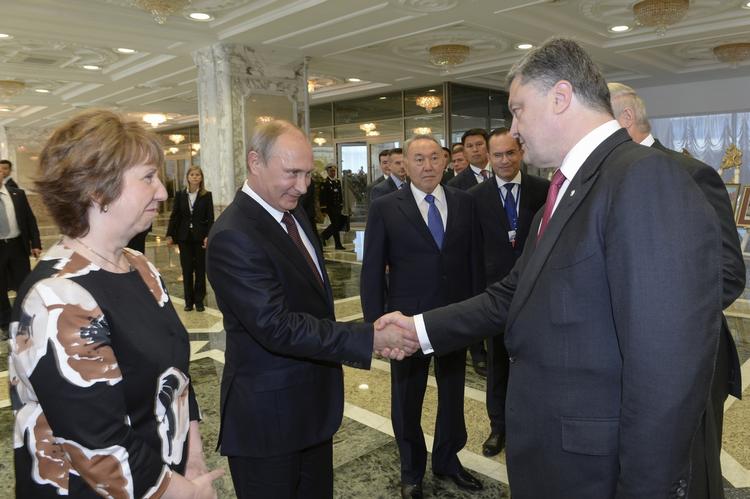 HÅNDTRYK. Ruslands præsident, Vladimir Putin, siger nemlig, at Ukraine og Rusland er blevet enige om betingelserne for en gasaftale, der sikrer Ukraine gas til »minimum vinterperioden«. Her ses de to landes præsidenter tidligere på året. 