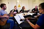 ENERGI. Der bliver kun sunget og spillet hver 14. dag på guitarholdet her med Mette Lethan som underviser. Aftenskolerne har været nødt til at ændre deres kurser, fordi folk har svært ved at få en ugentlig aftenskole til at passe ind i deres liv. 