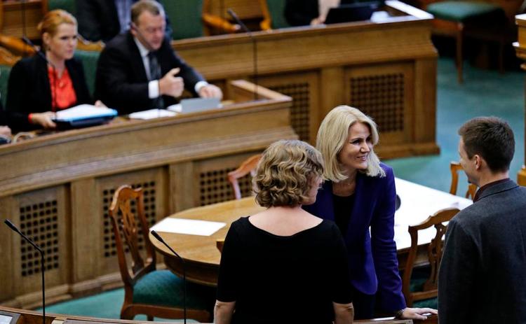informationer. En ny bog rejser tvivl om, hvorvidt politikerne i Folketinget altid får de oplysninger, de har brug for. 