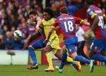 Duel. Chelsea’s Willian (i midten) kæmper om bolden mod Crystal Palace's Joel Ward (tv.) 