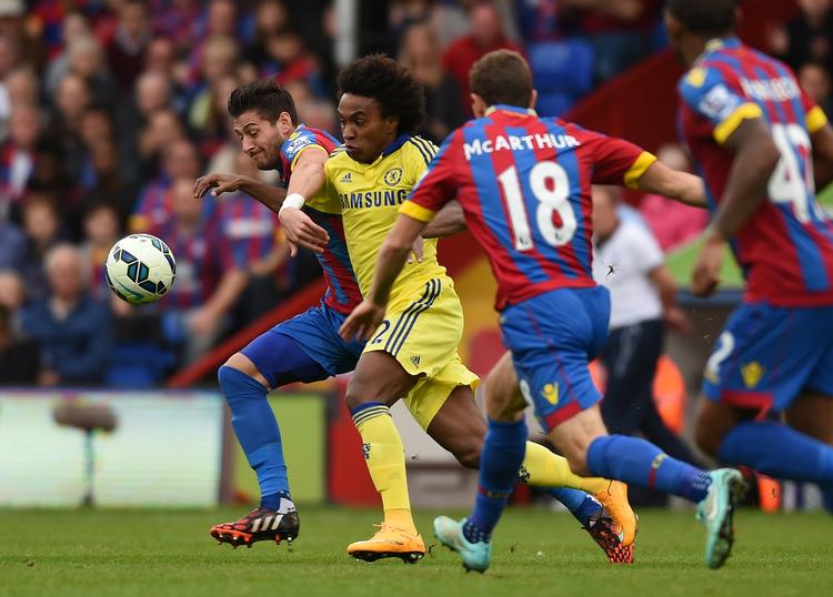 Duel. Chelsea’s Willian (i midten) kæmper om bolden mod Crystal Palace's Joel Ward (tv.) 