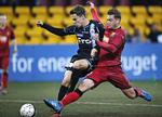 Duel. Sønderjyskes Hallgrimur Jonasson og FC Nordsjællands Kasper Lorentzen. 