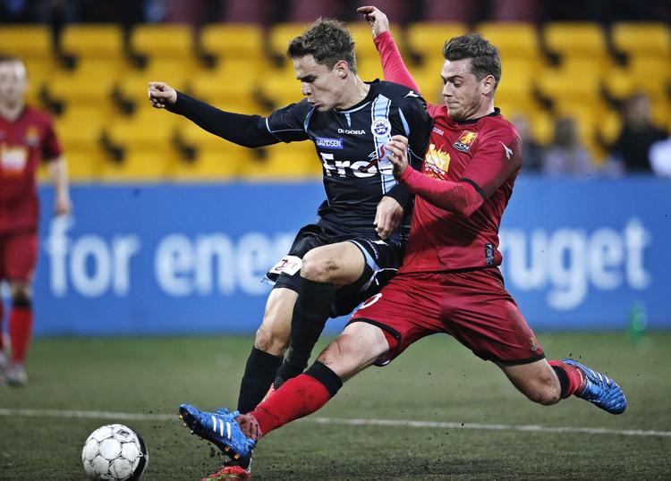 Duel. Sønderjyskes Hallgrimur Jonasson og FC Nordsjællands Kasper Lorentzen. 