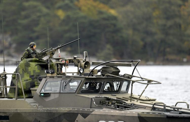 Eftersøgning. Sveriges militær leder efter en formodet ubåd. 