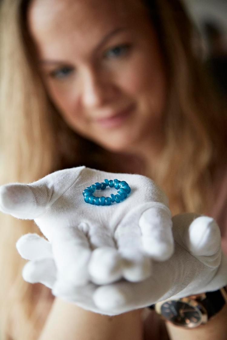 Perler. I mere end hundrede år har perlerne været en arkæologisk gåde. At den løses nu, skyldes nyt højteknologisk udstyr ikke mindst museumsinspektør og bronzealderekspert Jeanette Varberg fra Moesgaard Museum i Aarhus. 