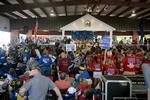 Gammeldags. I valgkampen i Kentucky er der også et traditionelt vælgermøde, Fancy Farm Picnic, som i gamle dage før tv, hvor kandidaterne først og fremmest måtte tale direkte til vælgerne. 