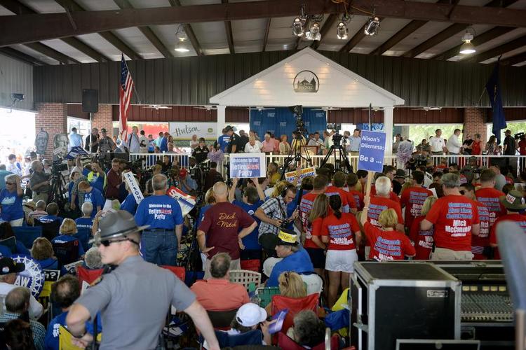 Gammeldags. I valgkampen i Kentucky er der også et traditionelt vælgermøde, Fancy Farm Picnic, som i gamle dage før tv, hvor kandidaterne først og fremmest måtte tale direkte til vælgerne. 