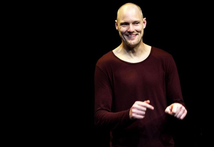 NYSKILT. Komikeren Jacob Tingleff er just blevet en af de mange, der har et kuldsejlet parforhold bag sig. Men det er han ikke entydigt ked af - længere. Og det er sjovt at høre om. 