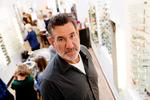 dansk opfindelse. Der er ifølge Larry Leight kun sket ét fremskridt på brillefronten i nyere tid – og det står den aarhusianske optiker Poul-Jørn Lindberg for. Her er Leight på visit i brillebutikken Poul Stig i København. 