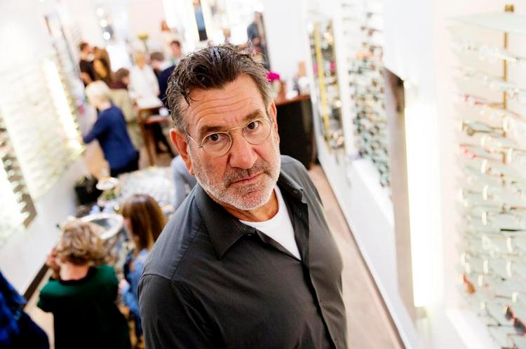 dansk opfindelse. Der er ifølge Larry Leight kun sket ét fremskridt på brillefronten i nyere tid – og det står den aarhusianske optiker Poul-Jørn Lindberg for. Her er Leight på visit i brillebutikken Poul Stig i København. 