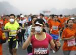 Smog. Flere løbere havde iført sig masker, da de gav sig i kast med de 42,195 km. i Beijing. 
