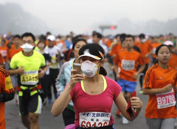 Smog. Flere løbere havde iført sig masker, da de gav sig i kast med de 42,195 km. i Beijing. 