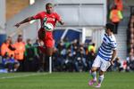 FLYVENDE. Liverpool og Glen Johnson (tv.) fik glæde af to selvmål i sejren over Queens Park Rangers og Yun Suk-Young (th.). 