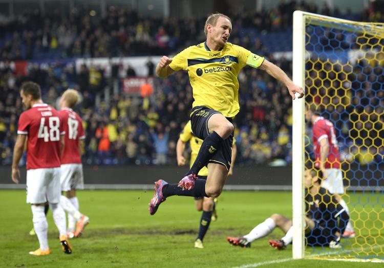 1-0. Efter en agf mange redninger af Thomas Mikkelsen sparkede Thomas Kahlenberg gang i målfesten på Brøndby Stadion. 