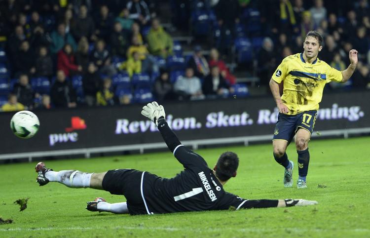 4-0. Efter et stormløb fra egen banehalvdel sparkede Riza Durmisi Brøndbys fjerde mål forbi Thomas Mikkelsen. 