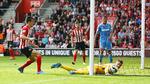 Fumlerier. Vito Mannone blev passeret otte gange i lørdags, hvor to medspillere brillerede ved at scor ei eget net. 