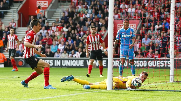 Fumlerier. Vito Mannone blev passeret otte gange i lørdags, hvor to medspillere brillerede ved at scor ei eget net. 