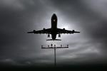 Sorte skyer. Det er ottende gang siden april måned, at der er strejke hos Lufthansa. Piloterne er utilfredse - kunderne kommer i klemme. 