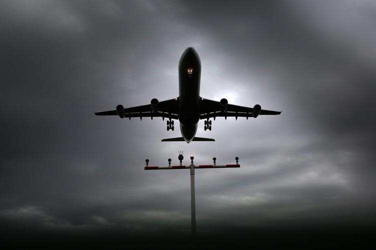 Sorte skyer. Det er ottende gang siden april måned, at der er strejke hos Lufthansa. Piloterne er utilfredse - kunderne kommer i klemme. 