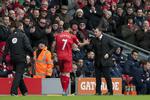 solgt. Brendan Rodgers (th) fik Luis Suarez (tv) tilbage på ret køl efter flere episoder og karantæner, men så bed angriberen en modstander under VM i Brasilien. 