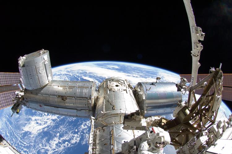 Uvedkommende. Hadfield er uden tvivl en dygtig astronaut. Men en stor fortæller er han altså ikke. Foto: AP/NASA (arkiv) 