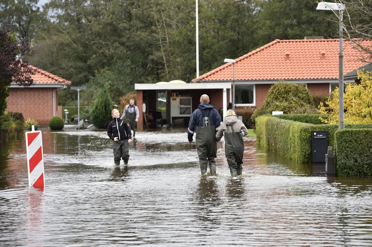oversvømmelse. Vandet stod højt mange steder efter det kraftige regnvejr i Nordjylland i sidste uge. Billedet er fra et villakvarter i byen Elling ved Frederikshavn i fredags. 