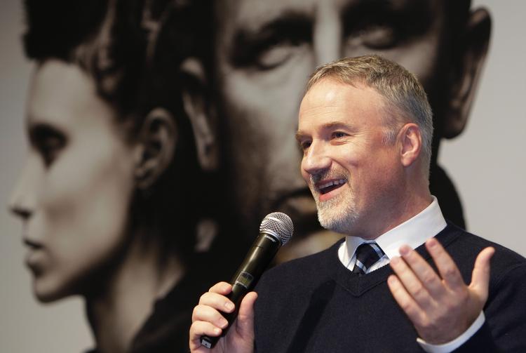 Facetteret. David Fincher har håndteret et kamera, siden han var otte år. I sine voksne år har han blandt andet instrueret 'Se7en', 'Fight Club', 'House of Cards' og 'The Social Network'. 