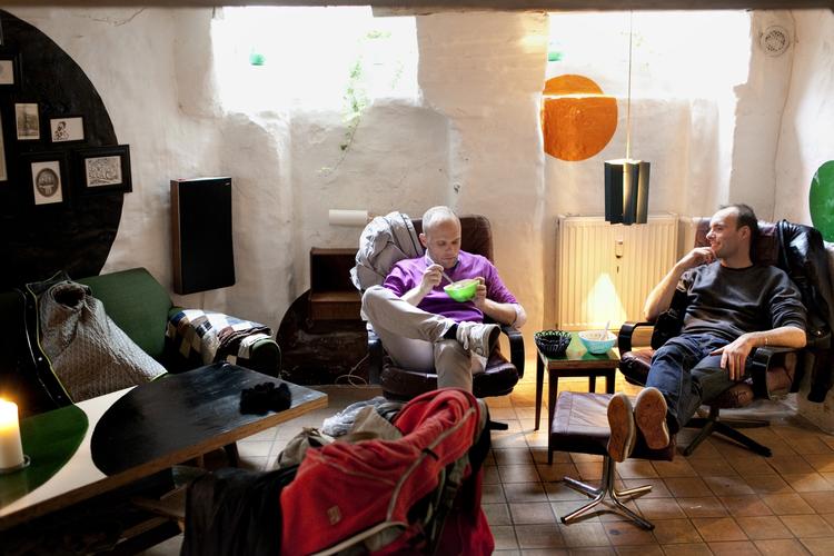 Færdig. Nu er det slut med at sidde henslængt i bløde, gamle møbler og slupre økologisk suppe hos Soupanatural. 