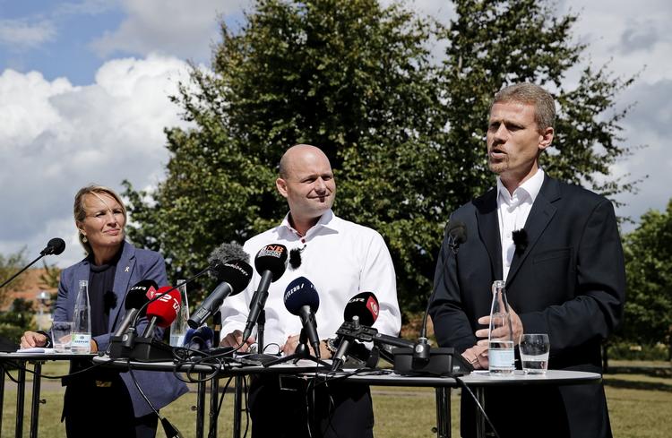 Exit. Tom Behnke (t.h.) - her ved De Konservatives sommergruppemøde ved siden af ny formand Søren Pape Poulsen og ny politisk ordfører Lene Espersen - træder ud af Folketinget ved næste valg. 