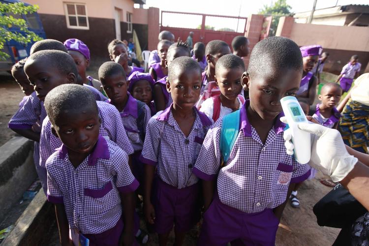 Sikkerhed. I Nigeria har man formået at stoppe spredningen af ebola. Her tjekkes skolebørn i Nigeria for feber, som er et af symptomerne på ebola. 