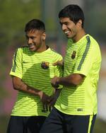 superangreb. Luis Suarez (th) er med til den sidste træning, inden FC Barcelona møder Ajax i Champions League i en kamp, hvor Neymar (tv) sandsynligvis er med fra start. 
