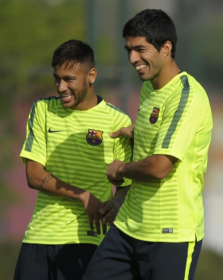 superangreb. Luis Suarez (th) er med til den sidste træning, inden FC Barcelona møder Ajax i Champions League i en kamp, hvor Neymar (tv) sandsynligvis er med fra start. 