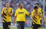 krise. Træner Jürgen Klopp (nummer to fra venstre) trøster Dortmund-spillerne efter det sjældne nederlag mod FC Köln. 