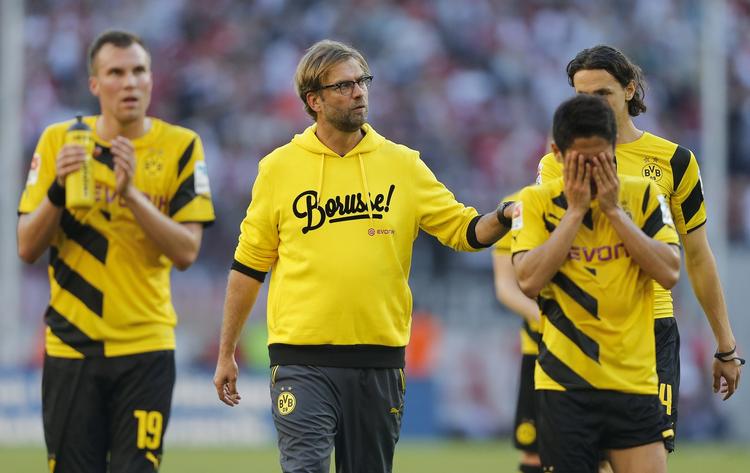 krise. Træner Jürgen Klopp (nummer to fra venstre) trøster Dortmund-spillerne efter det sjældne nederlag mod FC Köln. 