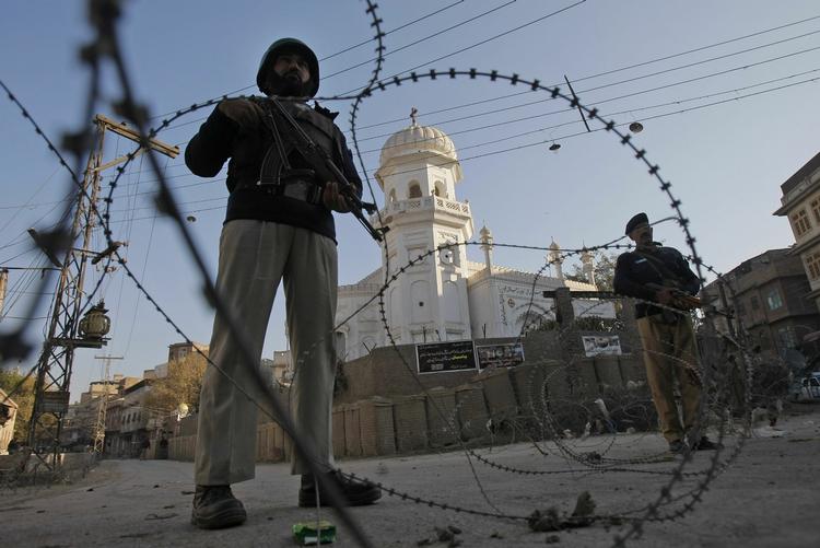 UDSATTE. Pakistans kristne lever i fare på grund af deres tro. Her bevogter en betjent en kirke i Peshawar sidste jul efter et selvmordsangreb mod områdets kristne. 