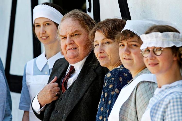 Branding. Ole Thestrup og Bodil Jørgensen spiller med i TV 2-serien 'Badehotellet' som kan medvirke til, at flere turistser fra udlandet på sigt vil tage på ferie i Nordjylland. 