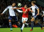 Fodbold. Manchester Uniteds Radamel Falcao forsøger at slippe forbi West Bromwich-spillerne Joleon Lescott og Craig Dawson. 