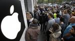 hype. Det er salget af iPhones, som sikrer Apple et kanonregnskab. Billedet er fra sidste måned i Berlin, hvor fans venter på at komme indenfor i en Apple-butik og få fingrene i den nye iPhone. 