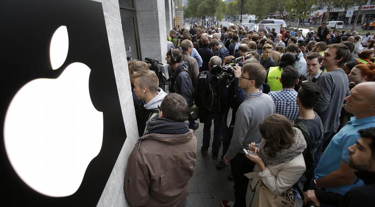 hype. Det er salget af iPhones, som sikrer Apple et kanonregnskab. Billedet er fra sidste måned i Berlin, hvor fans venter på at komme indenfor i en Apple-butik og få fingrene i den nye iPhone. 