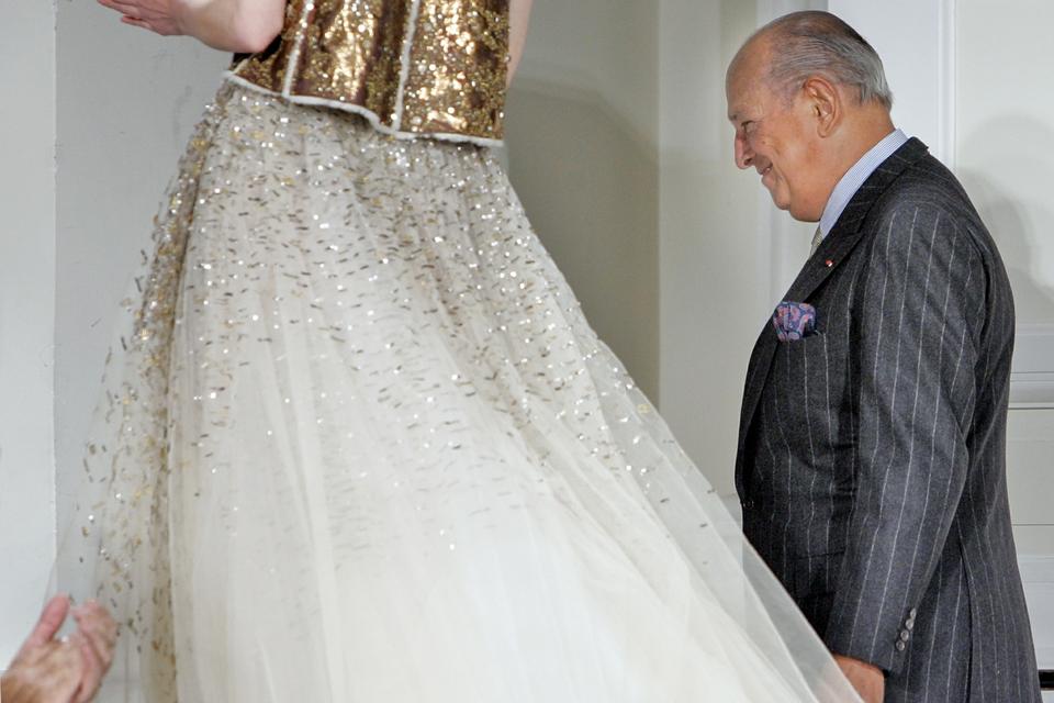 Oscar de la Renta modtager bifald efter en opvisning i 2008. 