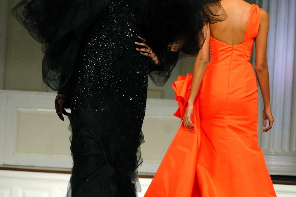 En model viser en Oscar de la Renta-kreation ved en opvisning i 2010. 
