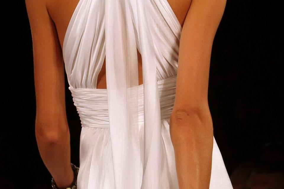 En model i en Oscar de la Renta-kreation i 2006.. 