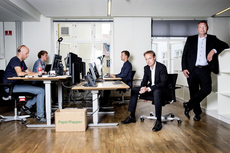 Redaktionen. Direktør Jens Nicolaisen (længst til højre) og  chefredaktør Steen Rosenbak (siddende, til højre) styrer redaktionen på det nye medie. Ifølge Finans.dk består redaktionen af 66 ansatte, primært journalister. Heraf er de 53 mænd. 