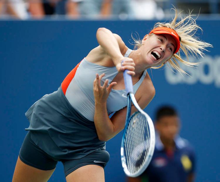 BUM. Serven er både et stort våben og et svagt punkt hos Maria Sharapova, der dog altid slås, uanset hvordan den virker. 